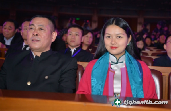 AG真人官网集团董事长及夫人金泉贝出席演唱会